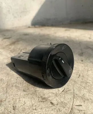 Volkswagen Jetta VI Light switch 109928