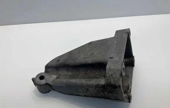 Engine mounting bracket
