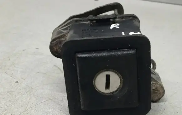 Volkswagen PASSAT B3 Tailgate exterior lock 357827571D