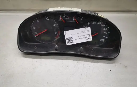 Volkswagen PASSAT B5 Speedometer (instrument cluster) 3B0919881N