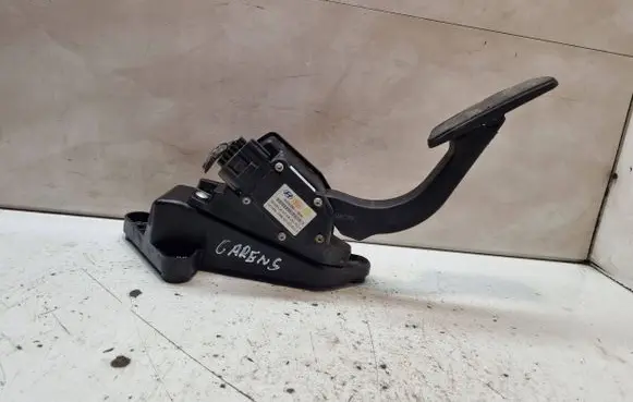 Accelerator throttle pedal