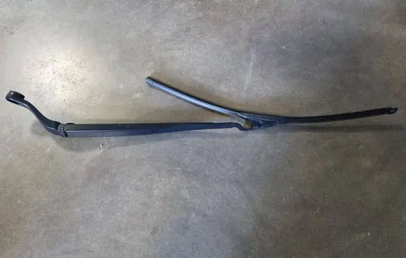 Front wiper blade arm