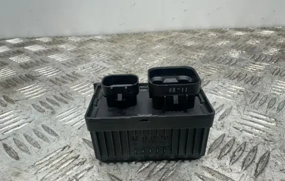 Opel Astra J Glow plug pre-heat relay 55557761