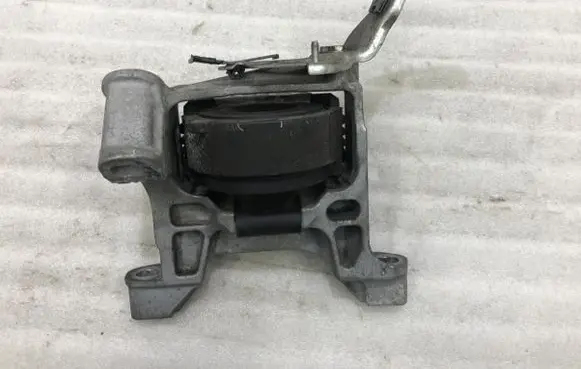 Mazda 6 Engine mount vacuum valve 