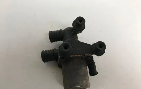 BMW 5 E39 Coolant heater control valve 8369805 1147412144