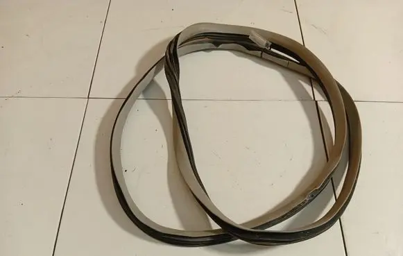 Cadillac SRX Rubber seal rear door 