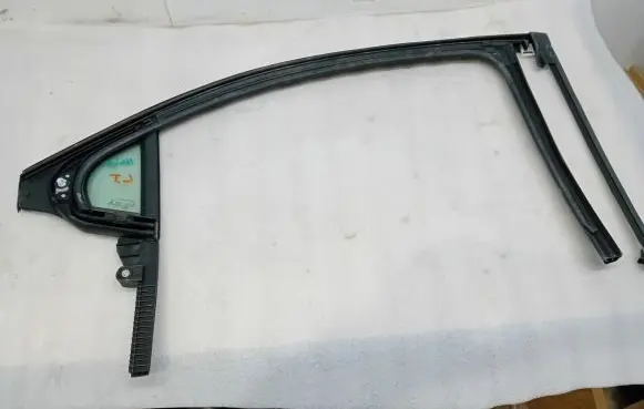Opel Mokka B Rear door window/glass frame 
