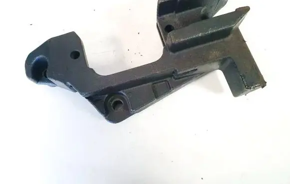 Engine mounting bracket