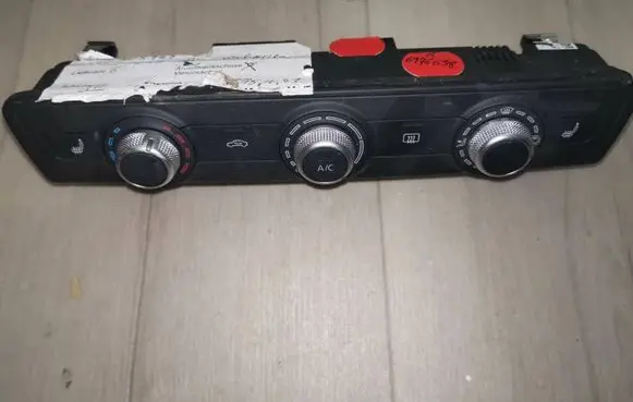 Audi A1 Steering wheel buttons/switches 83A820047E