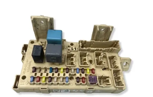 Toyota Avensis T250 Fuse module 82641CA010F