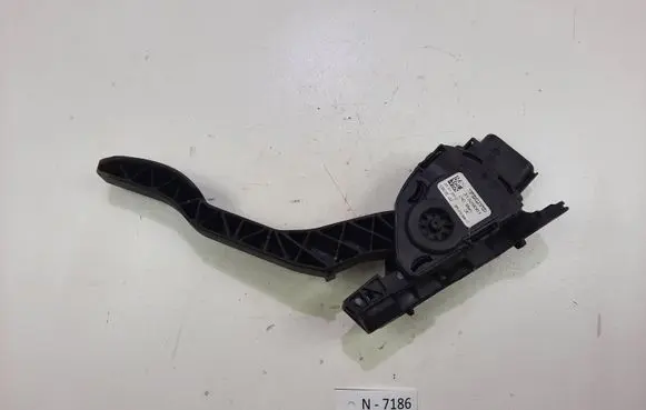 Volvo V60 Accelerator throttle pedal 31329061