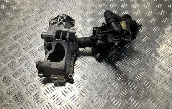 BMW X3 G01 Thermostat housing 7642854
