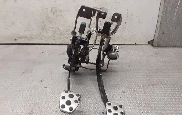 Subaru Legacy Pedal assembly 