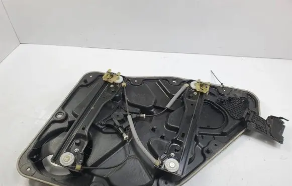 Rear door manual window regulator
