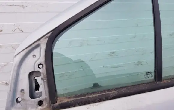 Renault Scenic I Front door vent window glass four-door 