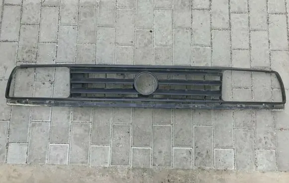 Volkswagen Jetta II Front bumper upper radiator grill 165853653E