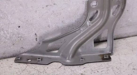 Audi Q3 8U Fender mounting bracket 8U0821135