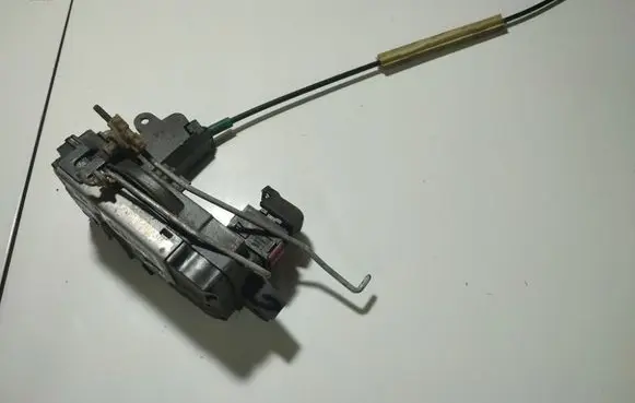 Opel Zafira B Front door lock 13210748