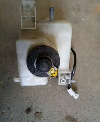 Toyota Prius+ (ZVW40) Brake fluid reservoir 