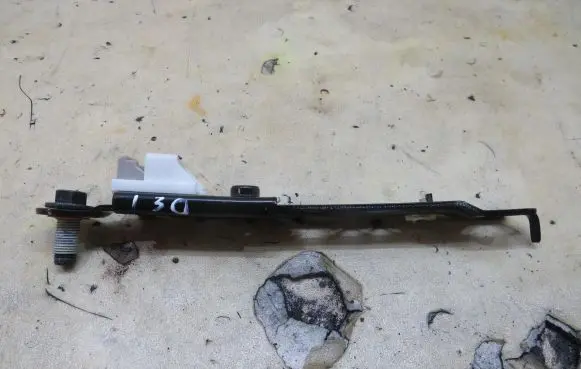 Hyundai i30 Seat belt adjustment rail 