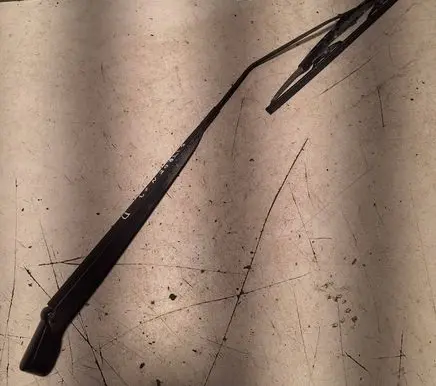 Front wiper blade arm