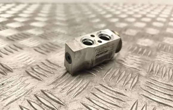 Volkswagen Caddy Air conditioning (A/C) expansion valve 1K0820679 F666902ZH