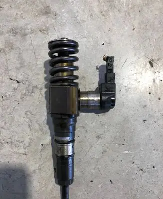 Volkswagen PASSAT B6 Fuel injector 03G130073T
