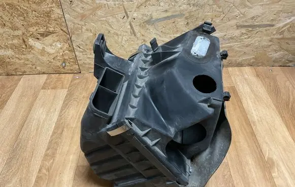 Volkswagen PASSAT B5 Air filter box 058133833A