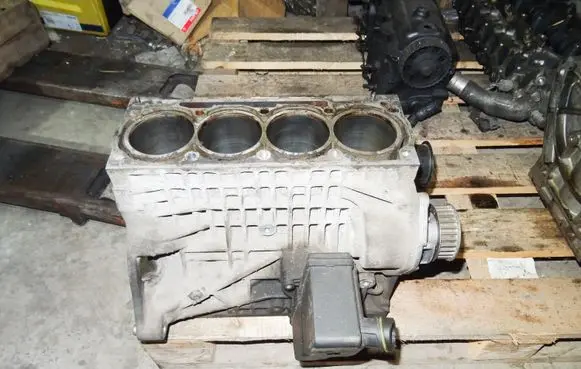 Volkswagen Polo IV 9N3 Engine block 030103019B