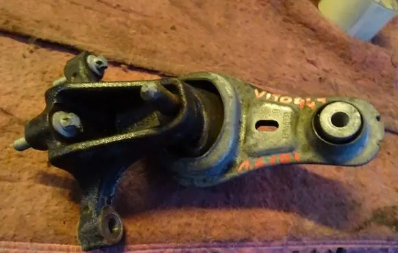 Mercedes-Benz Vito Viano W447 Engine mounting bracket