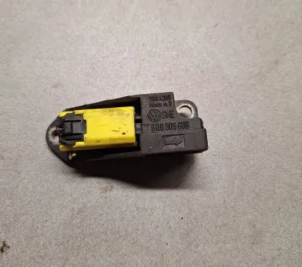 Volkswagen Golf V Airbag deployment crash/impact sensor 6Q0909606 5WK42895