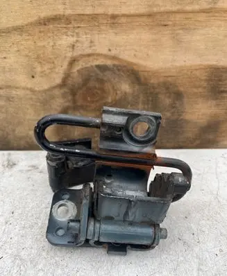 Audi TT Mk1 Front door upper hinge 8N0831412B