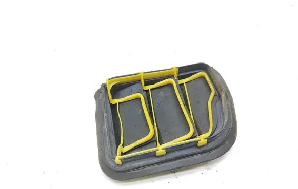 Quarter panel pressure vent