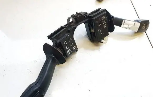Wiper turn signal indicator stalk/switch