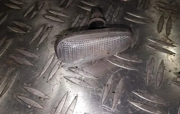Front fender indicator light