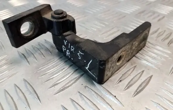 Volkswagen Touareg I Front door upper hinge 7L0831401A