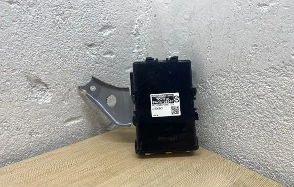 Toyota Avensis T270 Power management control unit 8969005040 MB1028500060