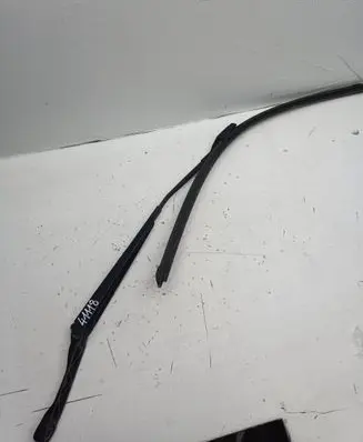 Opel Astra J Front wiper blade arm 13289888