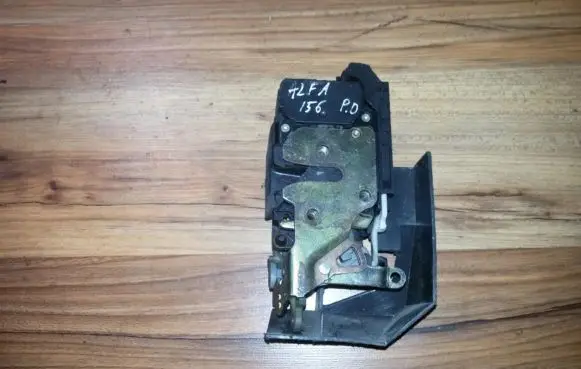 Alfa Romeo 156 Front door lock 16835552