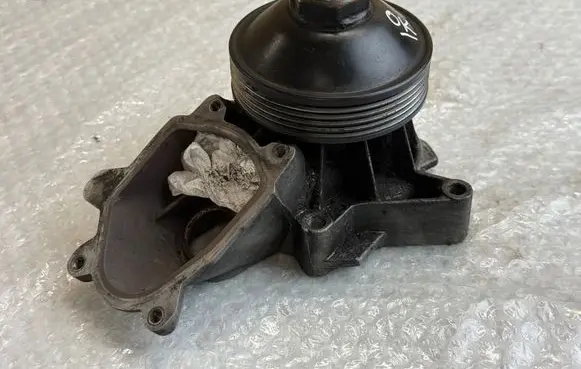 BMW 5 E39 Water pump 