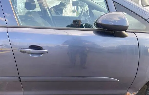 Chevrolet Corsa Front door