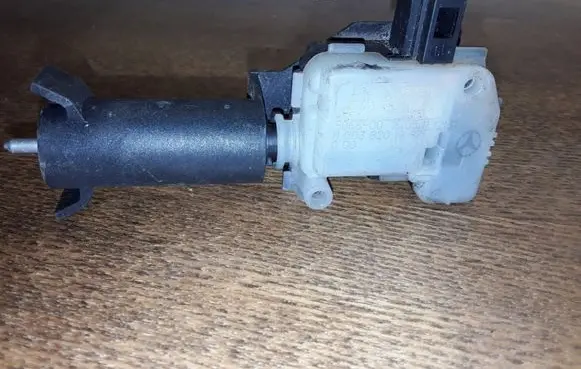 Mercedes-Benz B W245 Central locking motor A1698201414