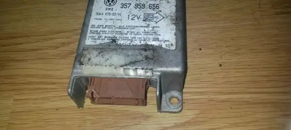 Volkswagen PASSAT B4 Airbag control unit/module 357959656 5wk4075