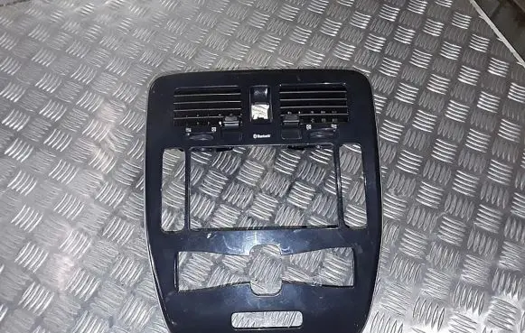 Nissan Leaf I (ZE0) Dash center air vent grill 682603NA0A