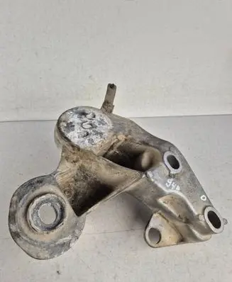 Engine mounting bracket