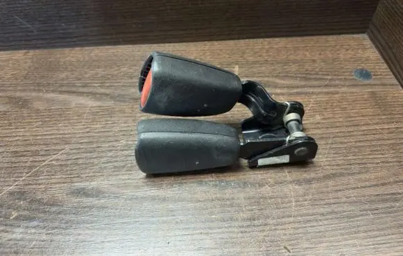 Saab 9-5 Middle seatbelt buckle (rear) 5206719