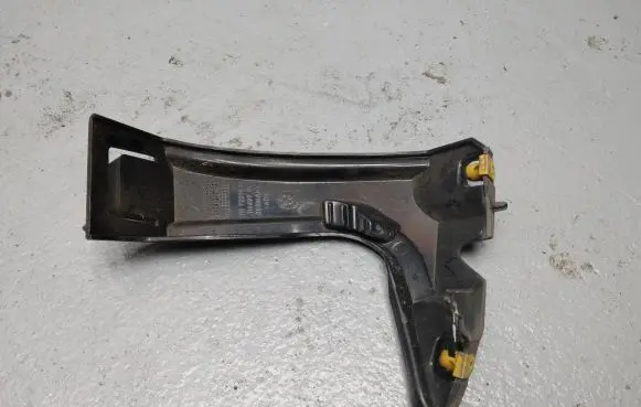 Front bumper mounting bracket