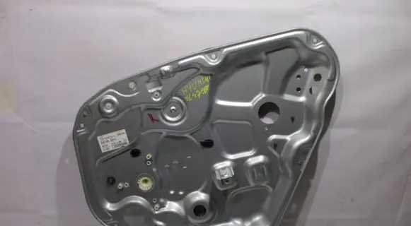 Rear door manual window regulator