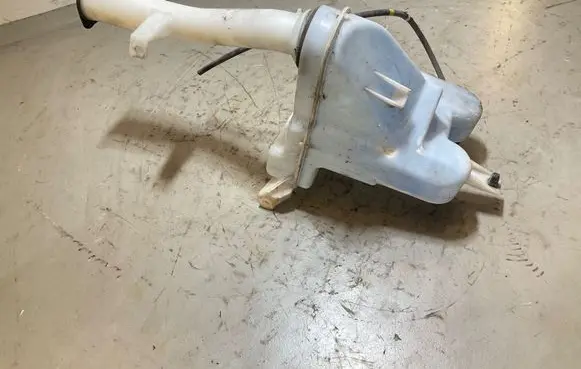 Toyota Hilux (AN10, AN20, AN30) Windshield washer fluid reservoir/tank