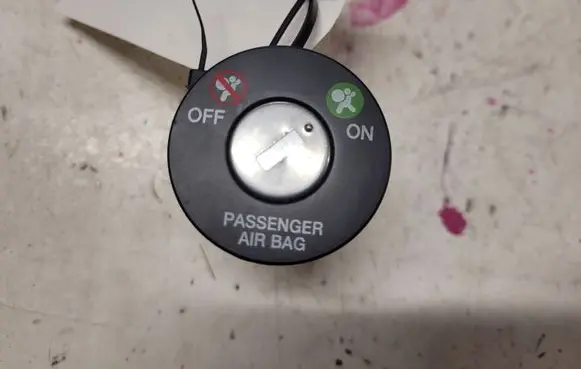 KIA Sorento Passenger airbag on/off switch 